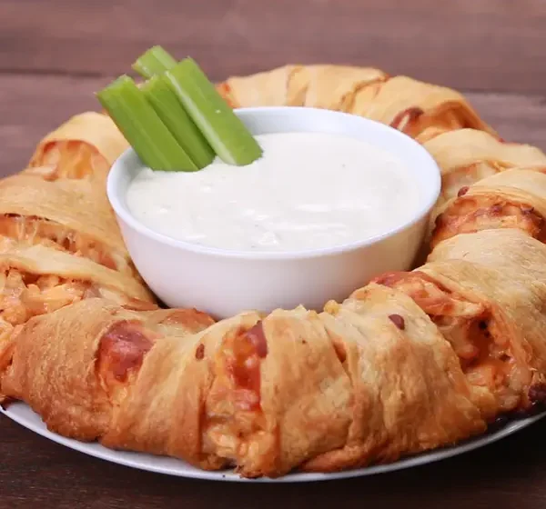  Cheesy Buffalo Chicken Ring