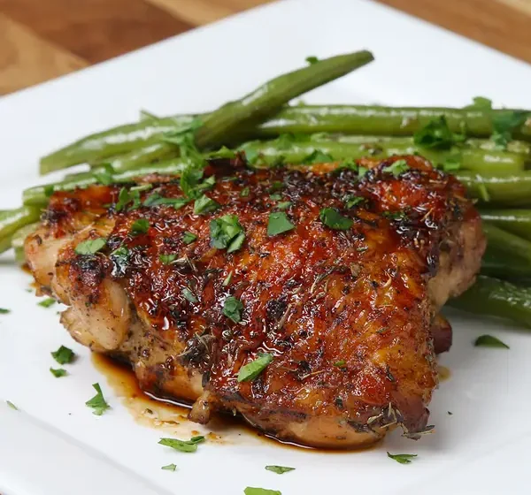  Poulet au miel et à l’ail cuit dans une seule poêle