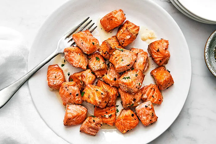  🥑 Healthy Air-Fried Garlic Herb Salmon Bites 🐟