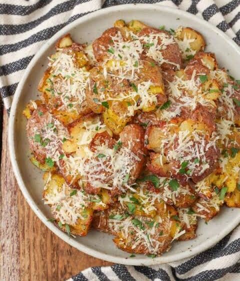  🧄 Crispy Garlic Butter Parmesan Smashed Potatoes 🥔