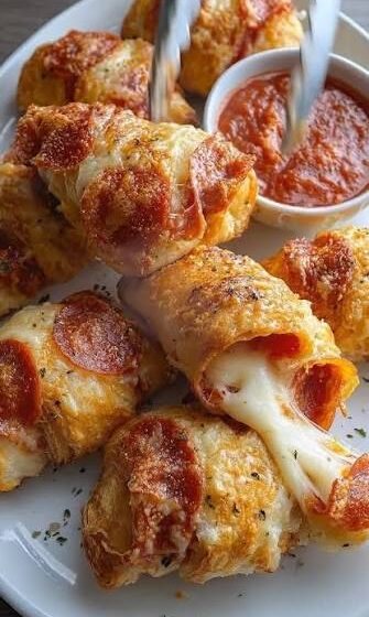  🍕 Crispy Garlic Parmesan Pizza Roll-Ups 🥖