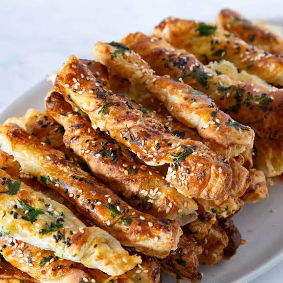  🥖 Crispy Garlic Herb Parmesan Twists 🧀