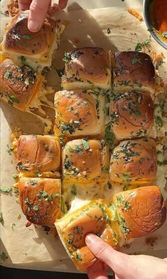  🍗 Crispy Buffalo Chicken Pull-Apart Sliders 🧀