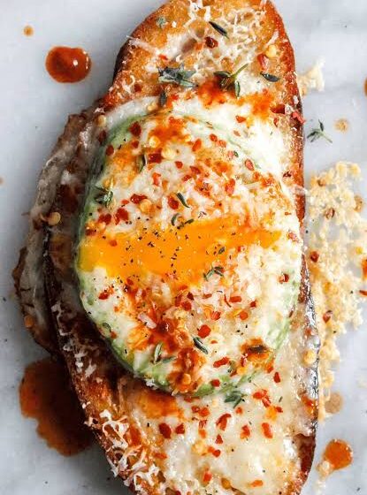  🥑 Extra-Crispy Air-Fried Loaded Avocado Egg-in-a-Hole 🥚