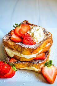  🍓 Crispy Stuffed Strawberry Cheesecake Toast Pockets 🍳