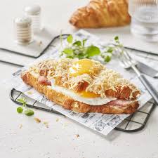  🥐 Crispy Croissant Croque Madame 🍳