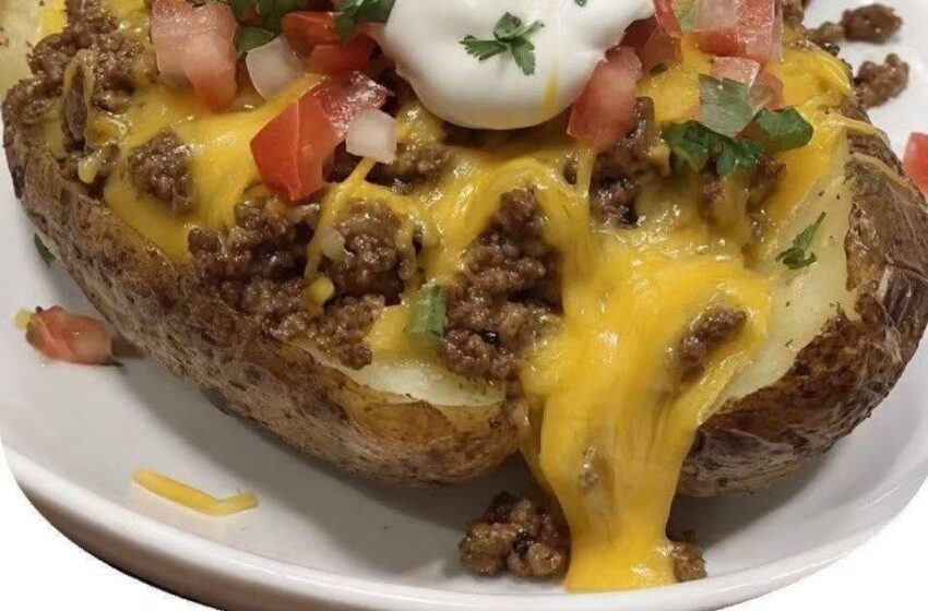  🌮🥔 Taco Stuffed Baked Potatoes with Creamy Cheese Sauce 🧀✨