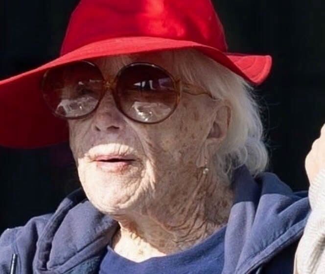  Golden Years, Golden Glow: 91-Year-Old Hollywood Icon Soaks Up Malibu Life. (Before/After Photos)